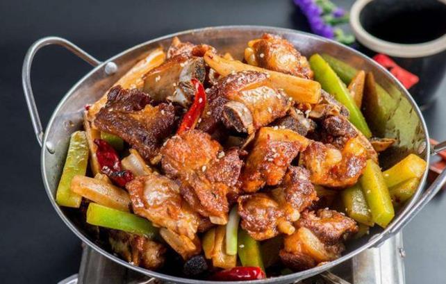 “干鍋排骨”的家常做法，做法簡(jiǎn)單，口感麻辣鮮香